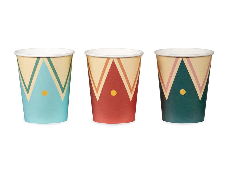  A set of 6 paper cups with circus-themed designs, perfect for serving drinks at your carnival celebration.