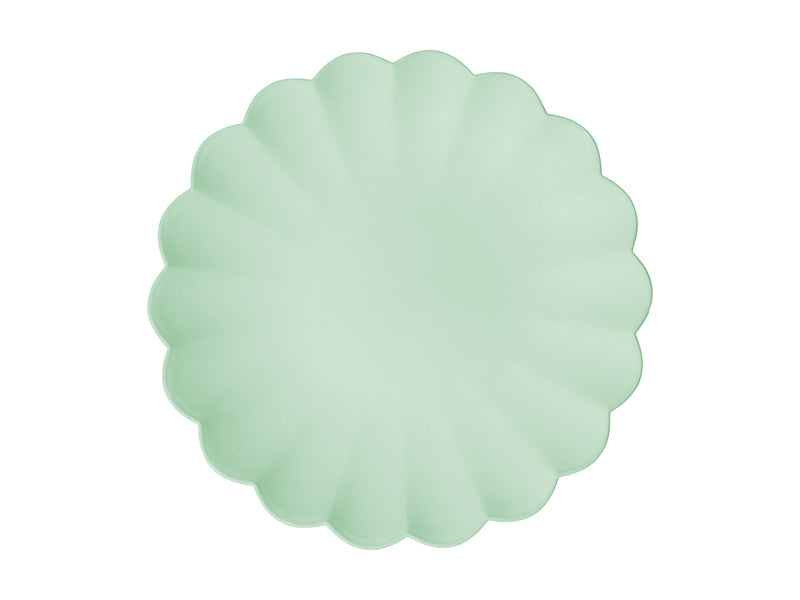 Reusable frill plastic plates in green